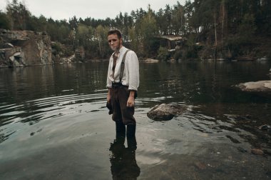 tıraşsız avcısı kayalık banka ile gölde Sigara