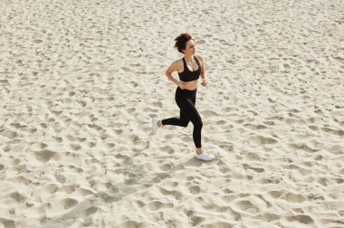 güzel esmer kısa saç kesimi runing nehir plaj ile