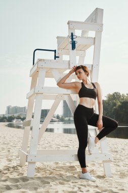 güzel esmer kısa saç kesimi pozlar nehir plaj ile