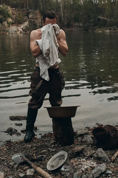 tıraşsız zengin koca avcısı havlu ile gömlek yakın göl kayalık banka ile