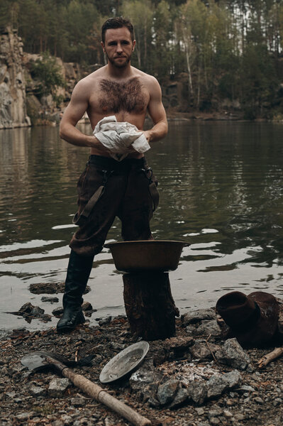 небритые золотые полотенца с рубашкой возле озера с каменистым берегом
 