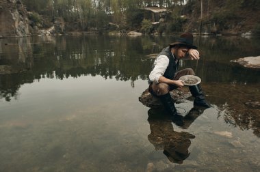 tıraşsız golddigger altın kayalık banka ile göle yıkar