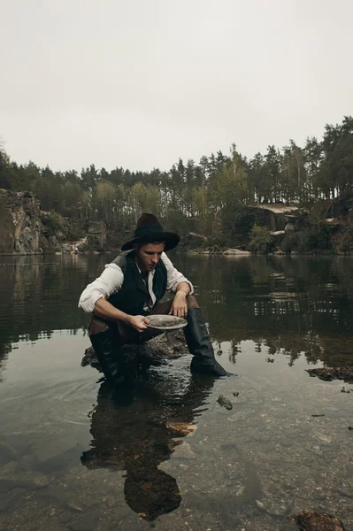 tıraşsız golddigger altın kayalık banka ile göle yıkar