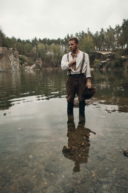 tıraşsız avcısı kayalık banka ile göl ayakta