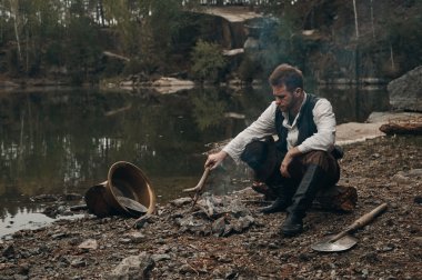 Zengin koca avcısı kayalık banka çevre ateş Isınma