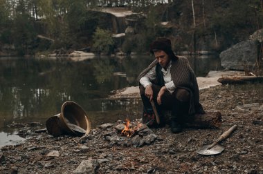 Zengin koca avcısı kayalık banka çevre ateş Isınma