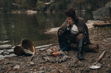 Zengin koca avcısı kayalık banka çevre ateş warmin