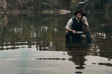 tıraşsız golddigger altın kayalık banka ile göle yıkar