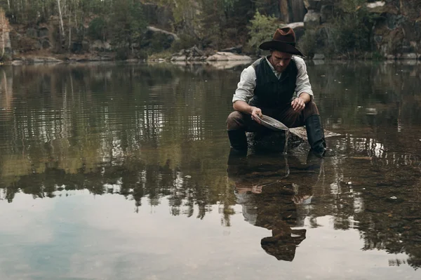 tıraşsız golddigger altın kayalık banka ile göle yıkar