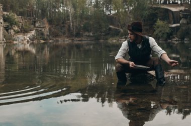 tıraşsız golddigger altın kayalık banka ile göle yıkar