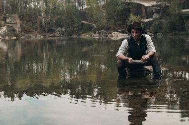 tıraşsız golddigger altın kayalık banka ile göle yıkar