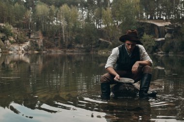 tıraşsız golddigger altın kayalık banka ile göle yıkar