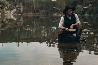 tıraşsız golddigger altın kayalık banka ile göle yıkar