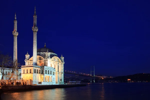 Hermosa vista de la mezquita de Ortakoy — Foto de Stock