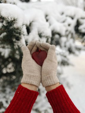 Cam kalpli sevgililer günü fotoğrafı. Elinde cam bir kalp tutan bir adam