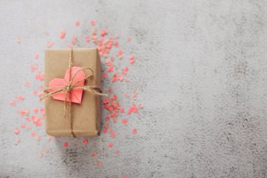 Sevgililer Günü fotoğrafın kutlu olsun ve doğal arka planda kağıt origami kalbin var. Romantik tebrik kartı.. 