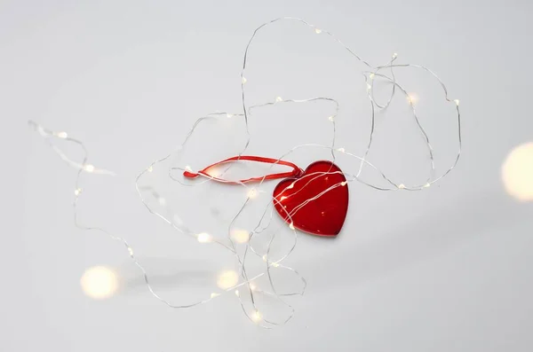 Valentinstag Foto Mit Glasherz Und Lichtergirlanden Auf Weißem Hintergrund — Stockfoto