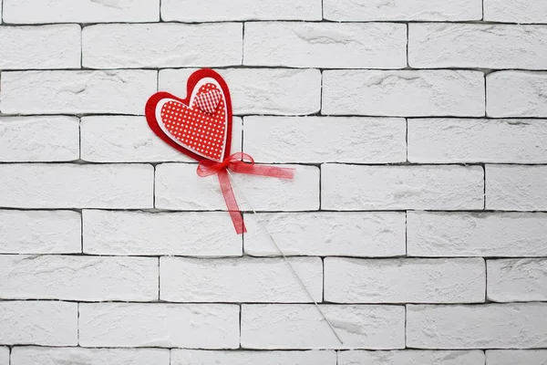 レンガの壁の背景に赤いハートのバレンタインデーの写真 — ストック写真