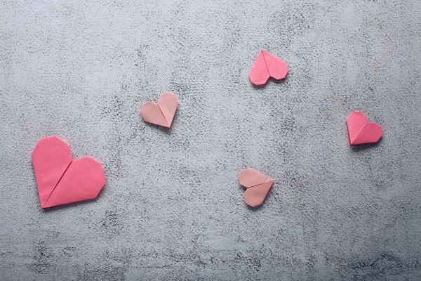 自然を背景に折り紙の紙の心 バレンタインデーのコンセプトグリーティングカード — ストック写真