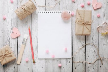 Sevgililer Günü fotoğrafın kutlu olsun ve doğal arka planda kağıt origami kalbin var. Mesajın için yeri olan romantik tebrik kartı.