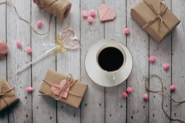 Sevgililer günün kutlu olsun fotoğrafçılığı, hediye kutusu ve tahta arka planda kağıt origami kalbi vardı. Romantik tebrik kartı.. 