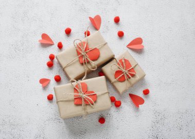 Sevgililer Günü fotoğrafın kutlu olsun ve doğal arka planda kağıt origami kalbin var. Romantik tebrik kartı.. 