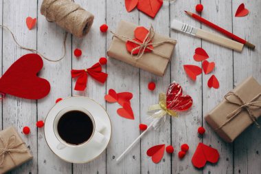 Sevgililer Günü 'nde düz romantik fotoğrafçılık, tahta bir arka planda bir fincan kahveyle yatıyordu.. 