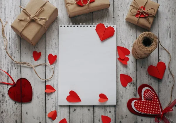 Gelukkige Valentijnsdag Fotografie Met Geschenkdoos Papier Origami Hart Natuurlijke Achtergrond — Stockfoto