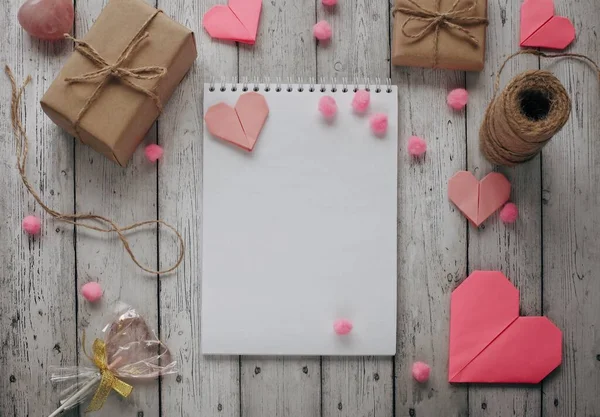 情人节快乐摄影与礼品盒和纸折纸心脏的自然背景 有地方放你的文字的浪漫贺卡 — 图库照片