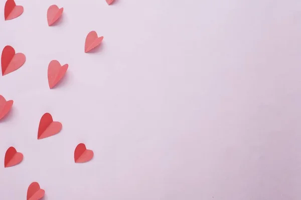 ハッピーバレンタインデーピンクの背景に紙の折り紙の心とロマンチックな抽象写真 — ストック写真