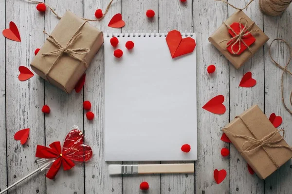 Gelukkige Valentijnsdag Fotografie Met Geschenkdoos Papier Origami Hart Natuurlijke Achtergrond — Stockfoto
