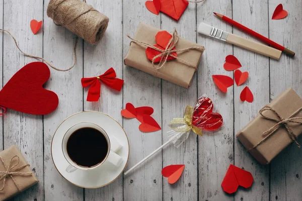 情人节浪漫的公寓在木制背景上放有一杯咖啡的摄影 — 图库照片