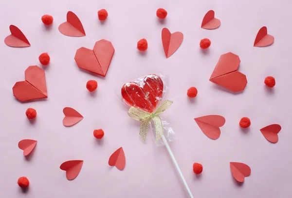 Sevgililer Günü Düz Fotoğrafçılığı Pembe Arka Planda Kalp Şeklinde Lolipoplar — Stok fotoğraf