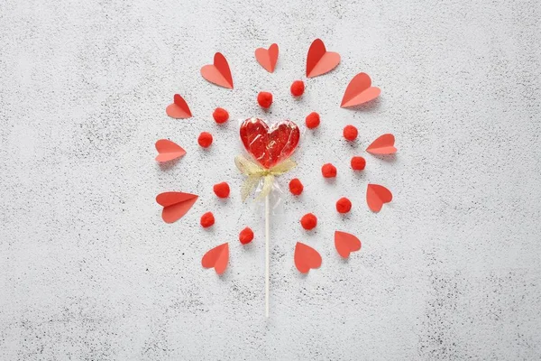 플래트는 발렌타인데 사진을 자연적 배경에 종이접기 심장과 놓았다 낭만적 인사장 — 스톡 사진