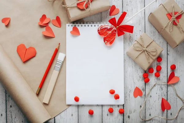 Gelukkige Valentijnsdag Fotografie Met Geschenkdoos Papier Origami Hart Natuurlijke Achtergrond — Stockfoto