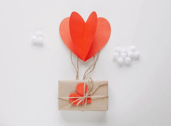 フラットレイアウトギフトボックスと紙の折り紙の心とハッピーバレンタインデーの写真気球の形で かわいいロマンチックなグリーティングカード — ストック写真