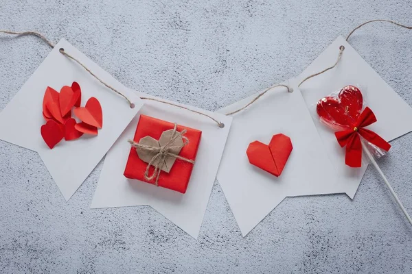 Flat Lay Fotografía Romántica Con Caja Regalo Corazón Origami Papel — Foto de Stock