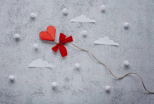 フラットレイアウトギフトボックスと紙の折り紙の心とハッピーバレンタインデーの写真気球の形で かわいいロマンチックなグリーティングカード — ストック写真