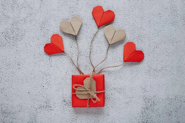平铺情人节快乐摄影与礼品盒和纸折纸心形气球 可爱浪漫的贺卡 — 图库照片