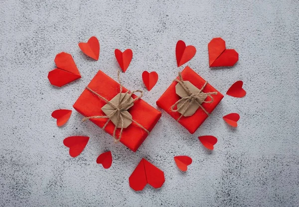 Hediye Kutulu Romantik Fotoğrafçılık Doğal Arka Planda Kağıt Origami Kalp — Stok fotoğraf