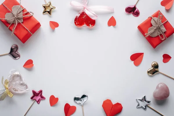 平铺情人节快乐浪漫摄影与纸折纸心脏的自然背景 可爱浪漫的贺卡模板 — 图库照片
