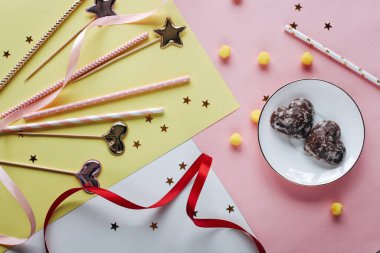 Sevgililer Gününüz kutlu olsun. Romantik fotoğrafçılık doğal arka planda. Sevimli romantik tebrik kartı şablonu. 