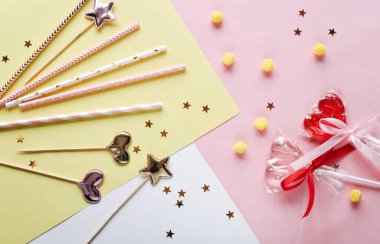 Sevgililer Gününüz kutlu olsun. Romantik fotoğrafçılık doğal arka planda. Sevimli romantik tebrik kartı şablonu. 