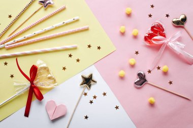 Sevgililer Gününüz kutlu olsun. Romantik fotoğrafçılık doğal arka planda. Sevimli romantik tebrik kartı şablonu. 