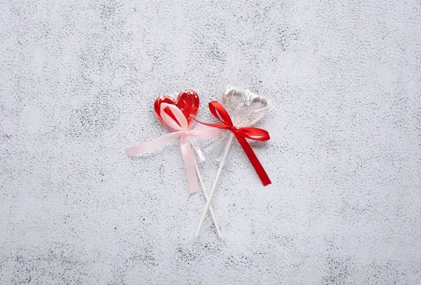情人节的平铺摄影与甜蜜的心形棒棒糖 浪漫的贺卡背景 — 图库照片