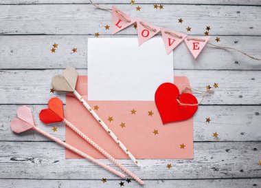 Sevgililer Gününüz kutlu olsun. Romantik fotoğrafçılık doğal arka planda. Sevimli romantik tebrik kartı şablonu. 