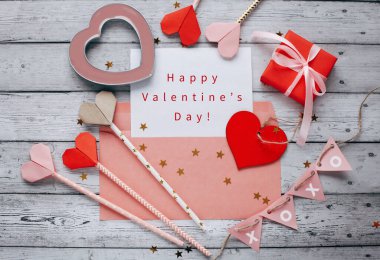 Sevgililer Gününüz kutlu olsun. Romantik fotoğrafçılık doğal arka planda. Sevimli romantik tebrik kartı şablonu. 