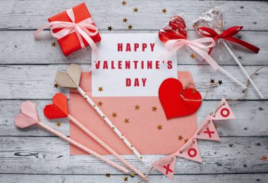 Sevgililer Gününüz kutlu olsun. Romantik fotoğrafçılık doğal arka planda. Sevimli romantik tebrik kartı şablonu. 