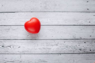 Düz zeminde romantik fotoğrafçılık vardı. Sevimli romantik tebrik kartı şablonu.