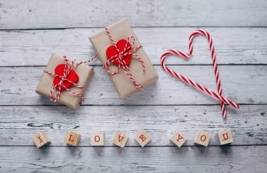 Düz zeminde romantik fotoğrafçılık vardı. Sevimli romantik tebrik kartı şablonu.